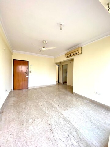 2 BHK Apartment For Rent in Satnam Apartment, Khar West
