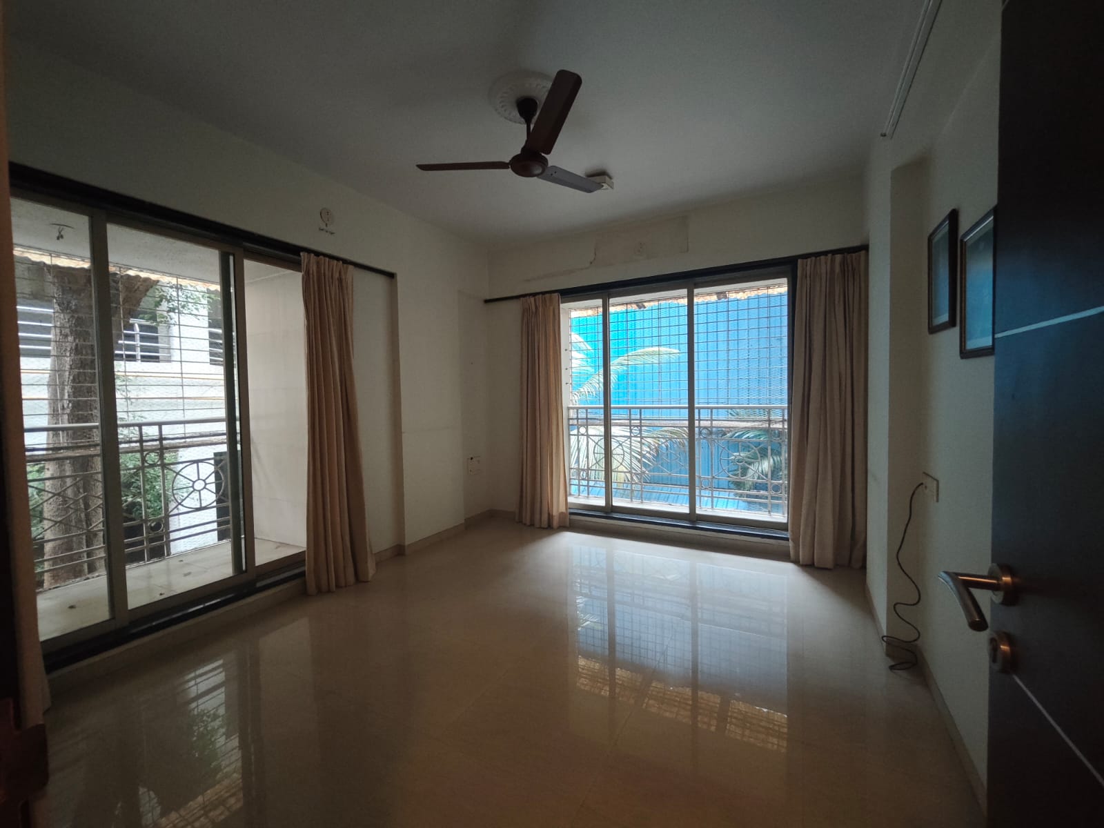 3 BHK 1300 Sq.Ft. Apartment in Emerald Building