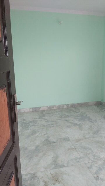 Swimming Pool in 2.5 BHK Builder Floor at Mayur Vihar – for Rent