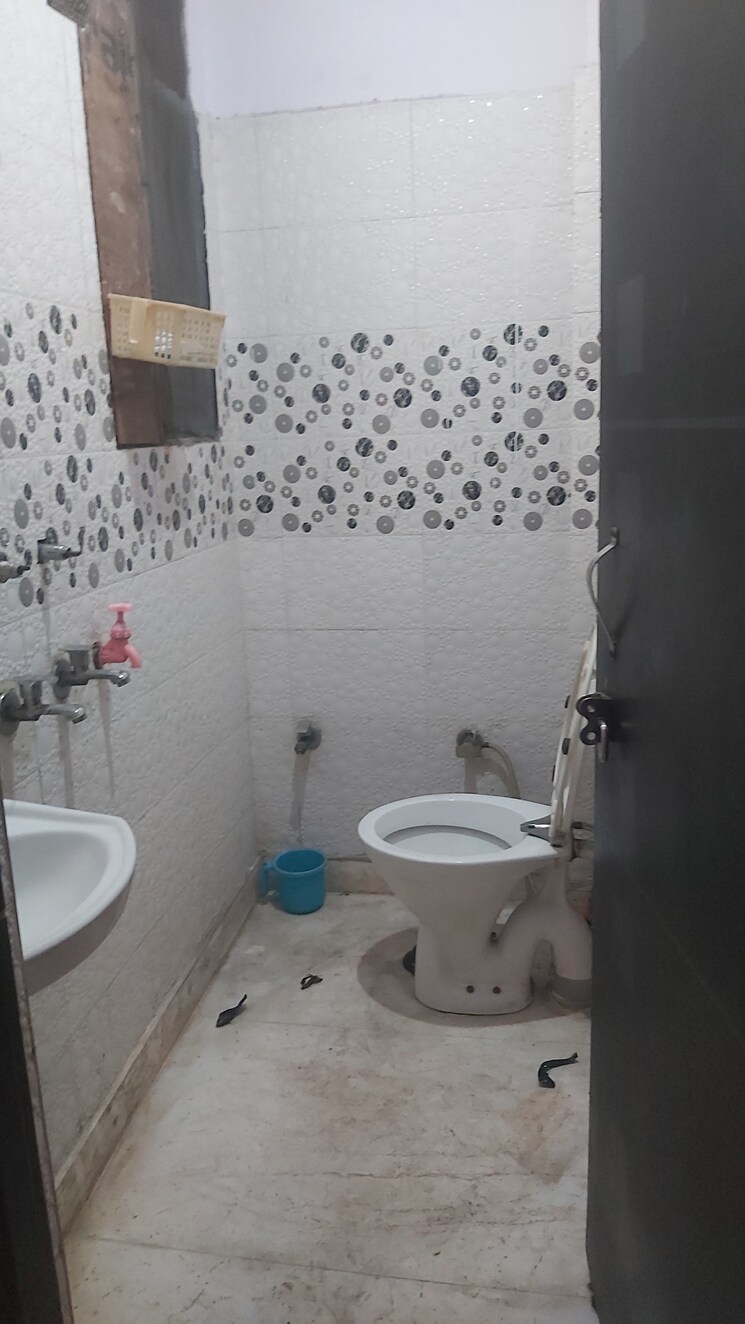 Bathroom, mayur vihar 1.5 Bedroom 450 Sq.Ft. Builder Floor In Mayur Vihar Delhi 8814955