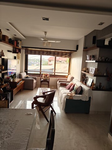 Team Area in 2 BHK Apartment at Usha Kiran Apartment, Khar West – for Sale