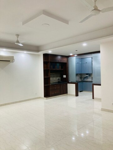Room in 3 BHK Builder Floor at SAS Tower, Sector 38 – for Rent