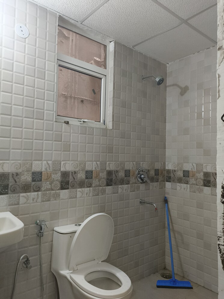 Bathroom, signature-global-park 2.5 Bedroom 1081 Sq.Ft. Builder Floor In Sohna Sector 36 Gurgaon 8815019