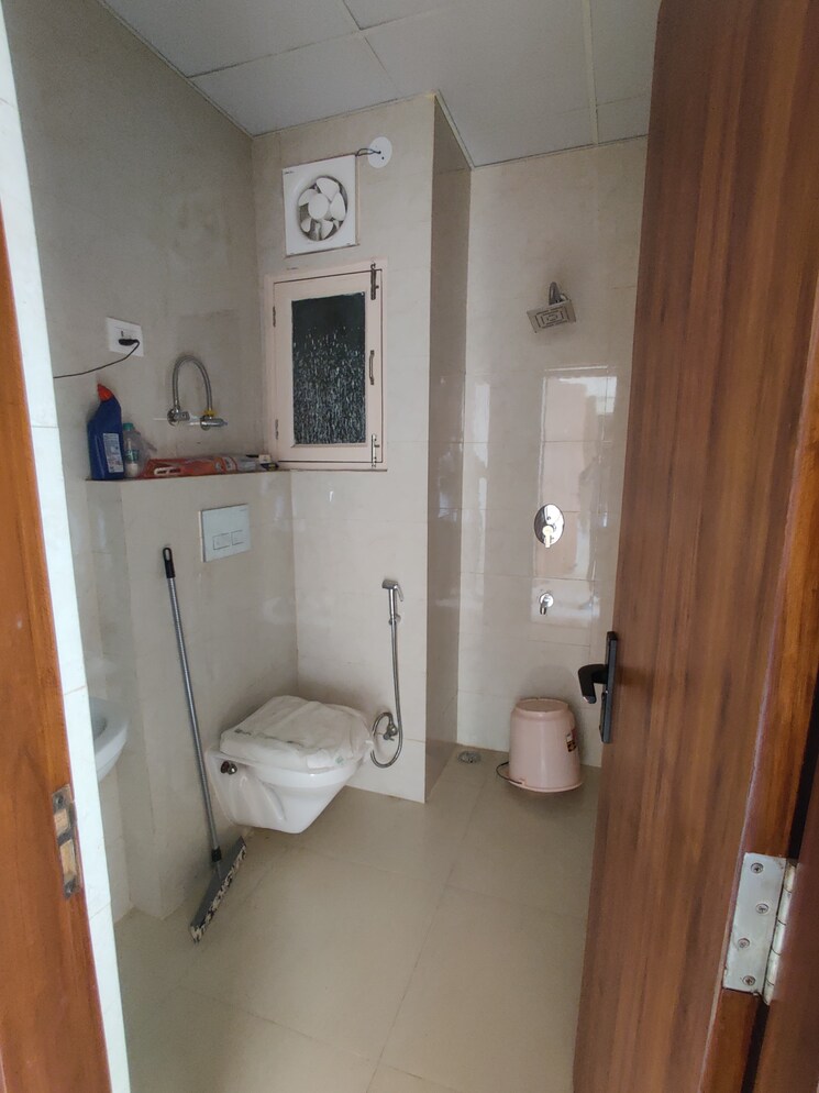 Bathroom, atharv-suman-enclave 3 Bedroom 1300 Sq.Ft. Apartment In Sector 104 Noida 8814981