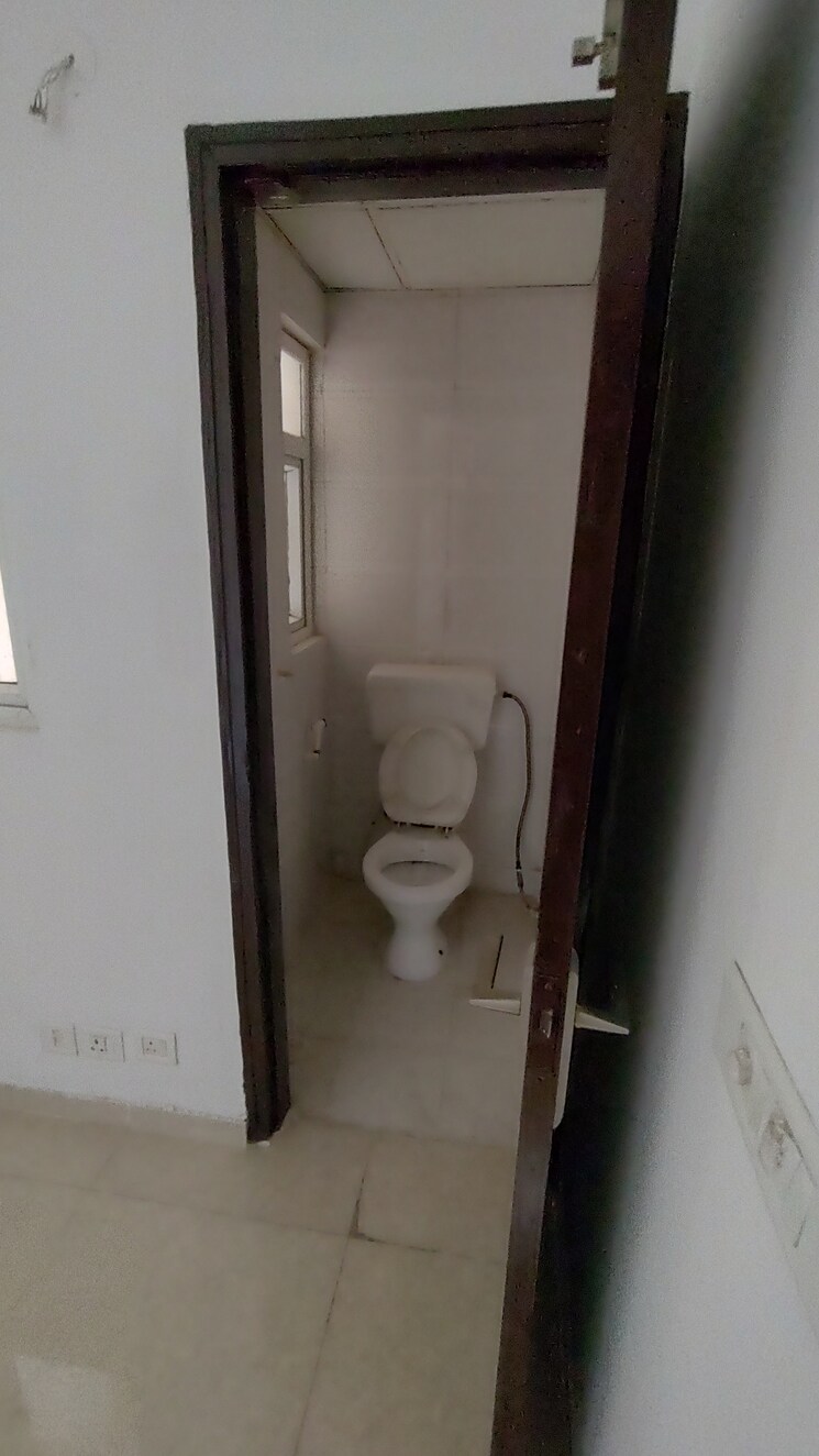 Bathroom, ajnara-daffodil 3 Bedroom 1576 Sq.Ft. Apartment In Sector 137 Noida 8815144