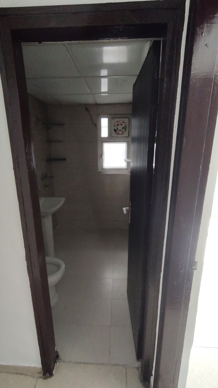 Bathroom, ajnara-daffodil 3 Bedroom 1576 Sq.Ft. Apartment In Sector 137 Noida 8815144