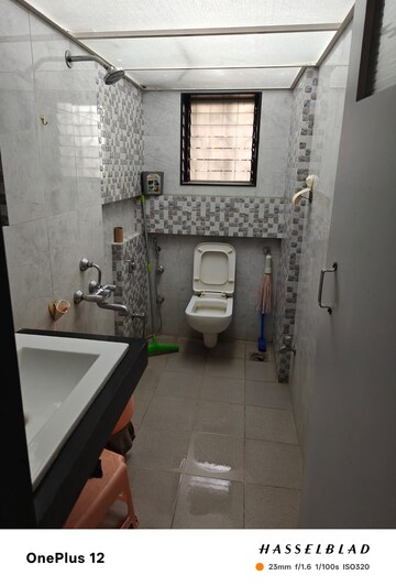 Master Bedroom in 2 BHK Apartment at Dhiraj Building, Andheri East – for Rent