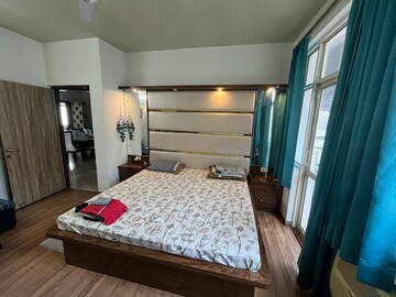 Bedroom in 3.5 BHK Apartment at Shalimar Vista, Gomti Nagar – for Rent
