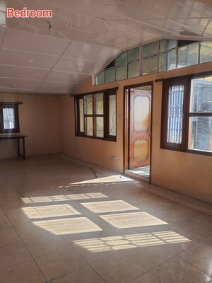 Room in 6+ BHK Apartment at Jakhu – for Sale