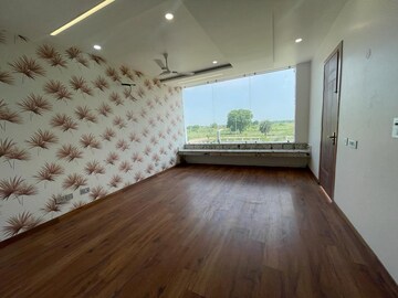 Room in 5 BHK Villa at Wave City, Wave City – for Sale