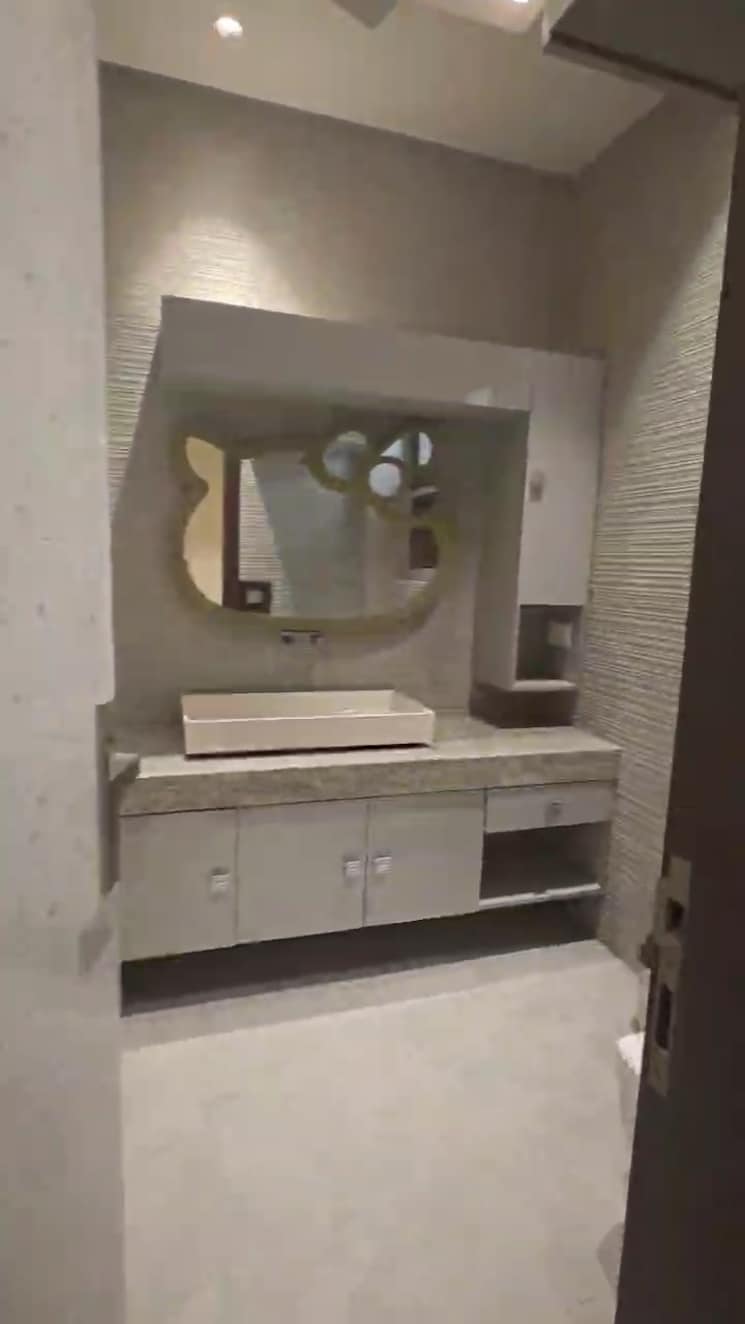 Bathroom, dlf-queens-court 5 Bedroom 1000 Sq.Yd. Apartment In Greater Kailash ii Delhi 8815421