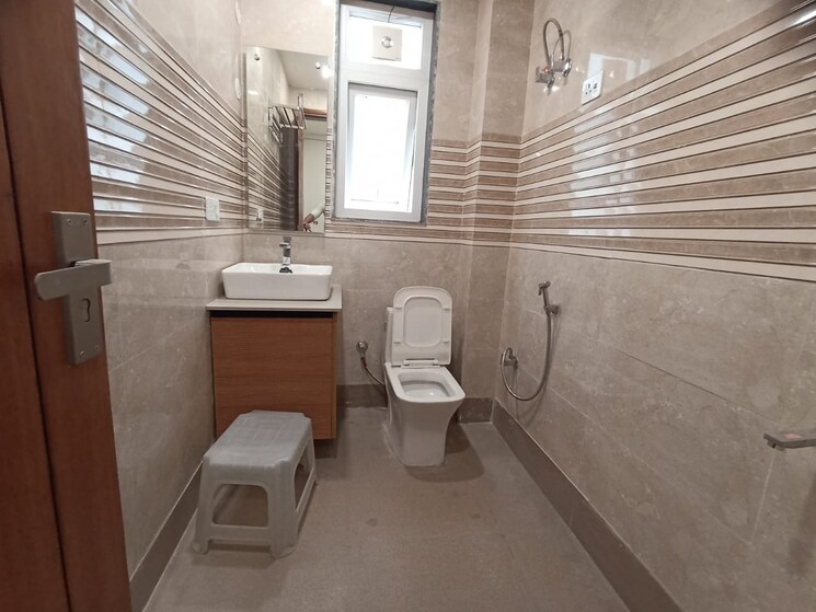 Bathroom, vasant kunj 3 Bedroom 250 Sq.Yd. Builder Floor In Vasant Kunj Delhi 8815413