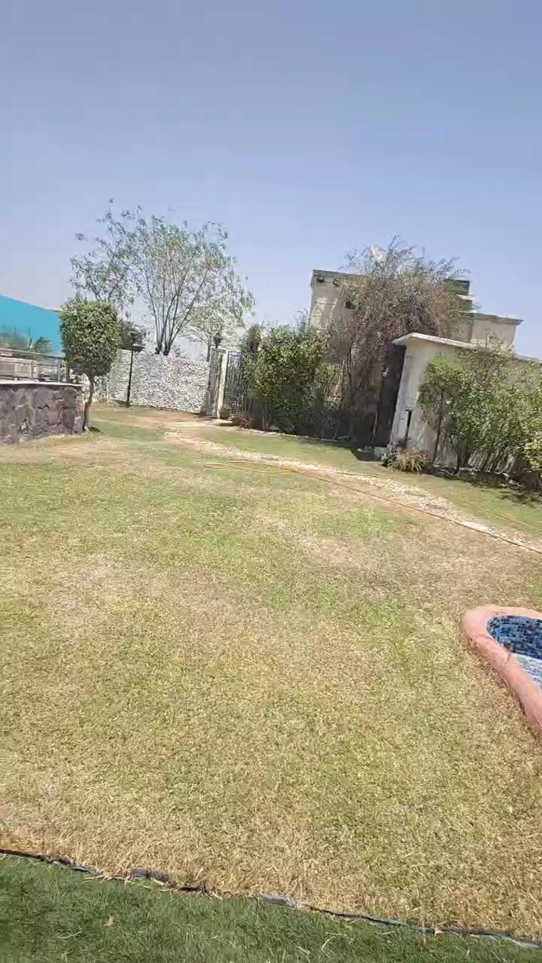 Garden, dlf-queens-court 5 Bedroom 1000 Sq.Yd. Apartment In Greater Kailash ii Delhi 8815455