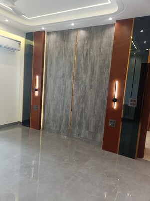 Furnished Amenities in 4 BHK Builder Floor at Sushant Lok 3, Sector 57 – for Sale