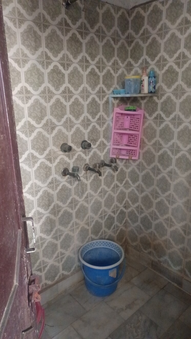 Bathroom, patel nagar 1 RK 300 Sq.Ft. Builder Floor In Patel Nagar Delhi 8815474