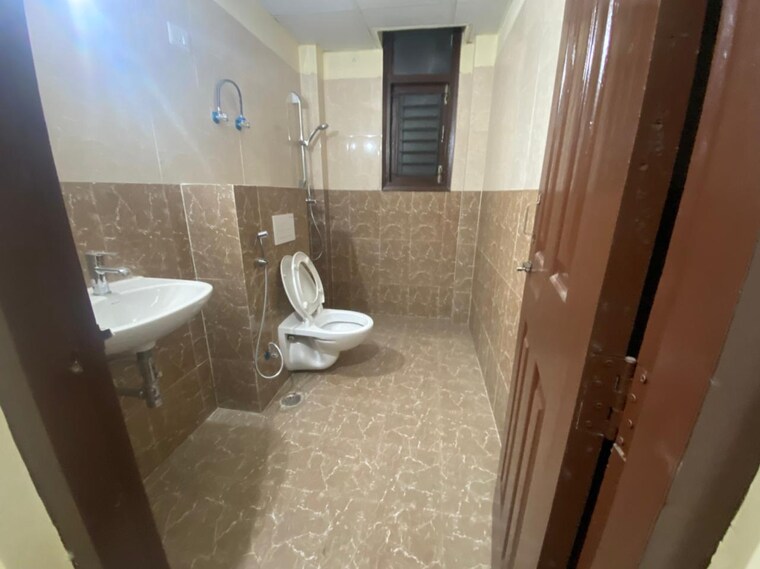 Bathroom, wave-city 5 Bedroom 135 Sq.Yd. Independent House In Wave City Ghaziabad 8815531