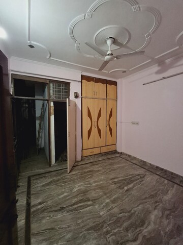 Room in 2 BHK Apartment at Max Towers, Sector 16b – for Rent