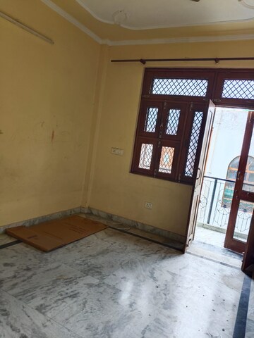 Room in 3 BHK Builder Floor at Dwarka Mor – for Rent