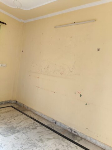 Room in 3 BHK Builder Floor at Dwarka Mor – for Rent