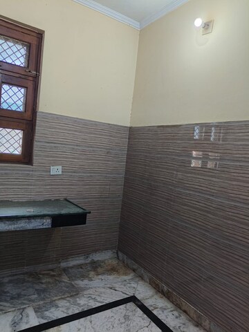 Room in 3 BHK Builder Floor at Dwarka Mor – for Rent