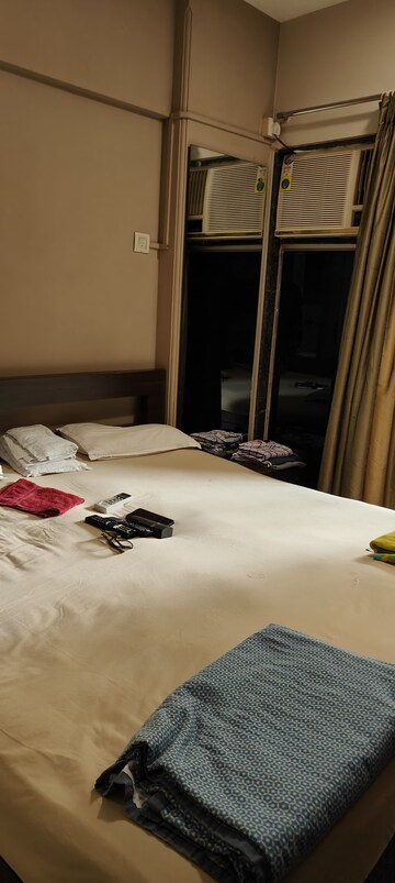 Room in 3 BHK Apartment at Poseidon Apartment, Andheri West – for Rent