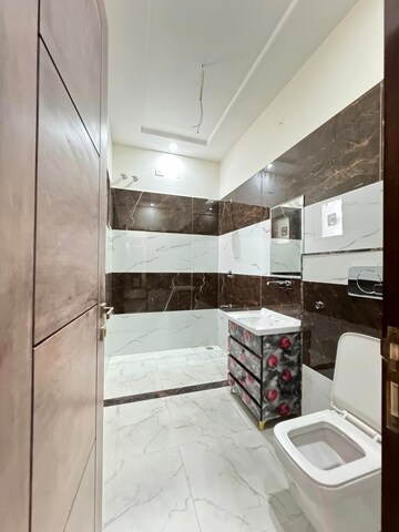 Kitchen in 2 BHK Builder Floor at Experion One 42, Sector 42 – for Rent