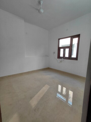 Room in 3 BHK Builder Floor at Janakpuri – for Rent
