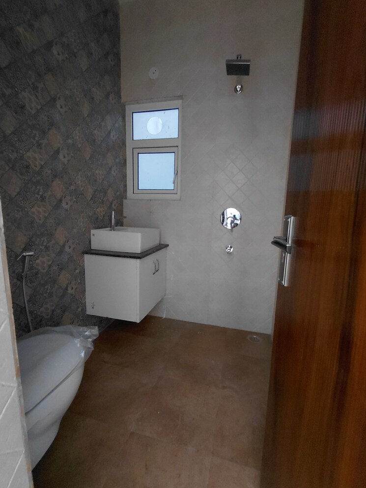 Bathroom, janakpuri 3 Bedroom 1100 Sq.Ft. Builder Floor In Janakpuri Delhi 8815922