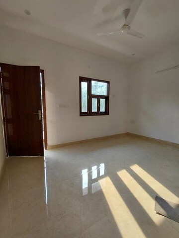 Furnished Amenities in 3 BHK Builder Floor at Janakpuri – for Rent