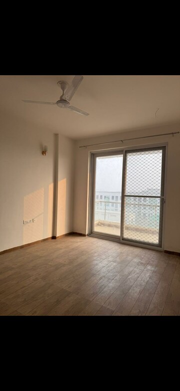 Room in 3 BHK Apartment at Omaxe Royal Residency Faridabad, Sector 79 – for Rent