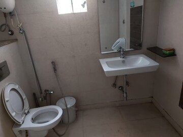 Bathroom in 6+ BHK Builder Floor at South City 1 – for Rent