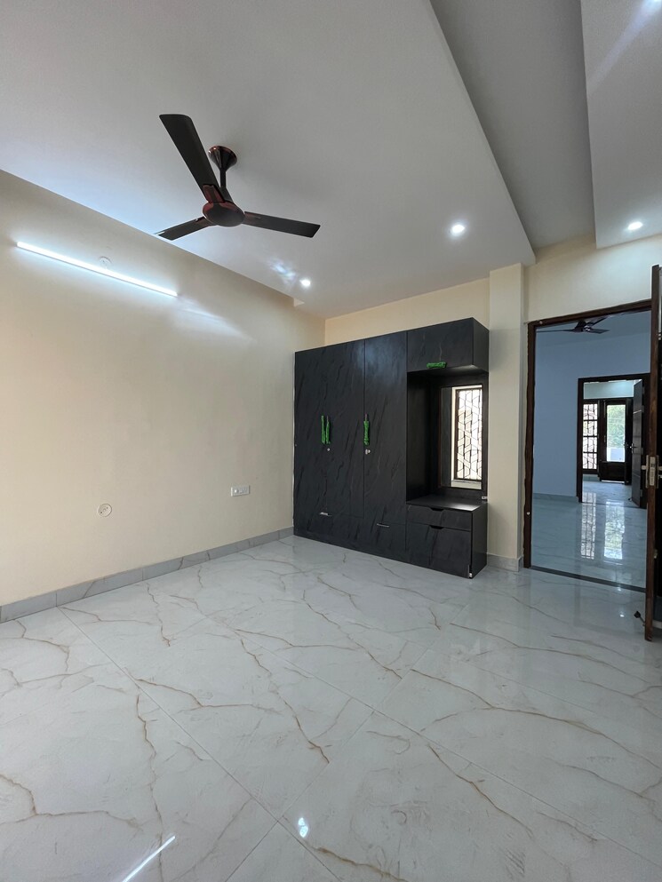 Room, sahastradhara road 3 Bedroom 122 Sq.Yd. Independent House In Sahastradhara Road Dehradun 8816052