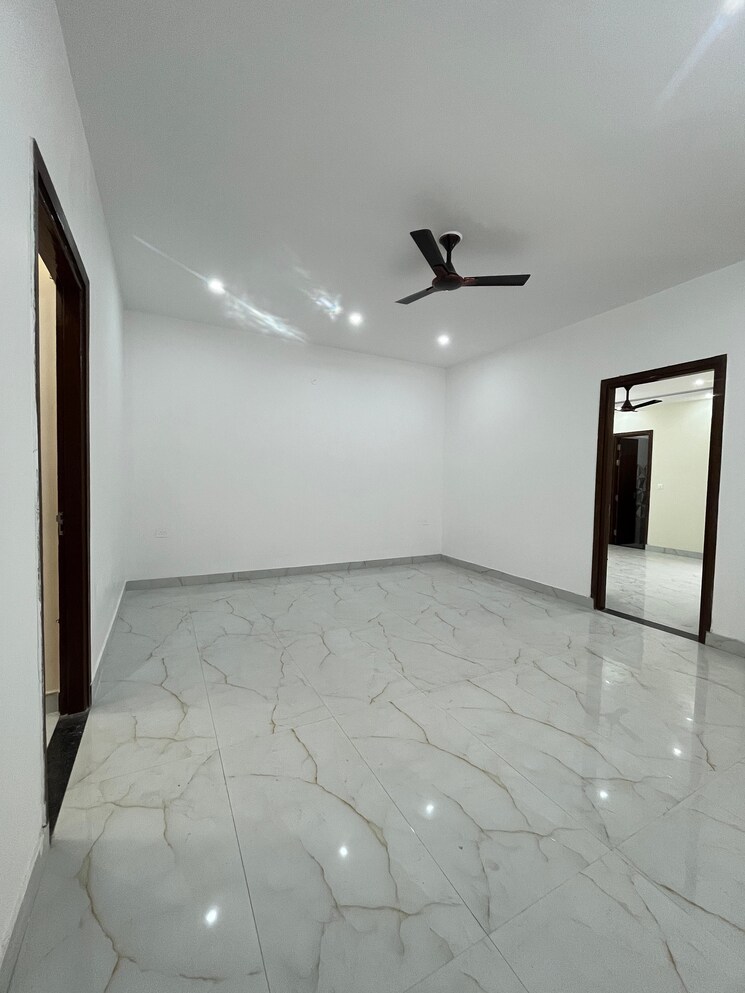 Room, sahastradhara road 3 Bedroom 122 Sq.Yd. Independent House In Sahastradhara Road Dehradun 8816052