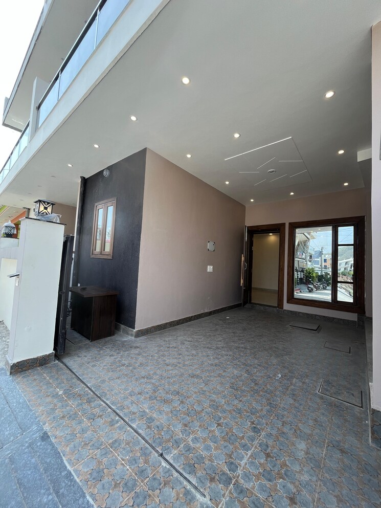 Room, sahastradhara road 3 Bedroom 122 Sq.Yd. Independent House In Sahastradhara Road Dehradun 8816052