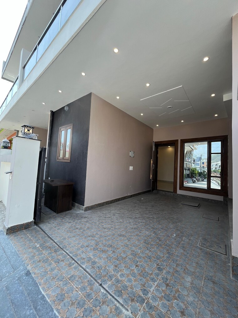 Room, sahastradhara road 3 Bedroom 122 Sq.Yd. Independent House In Sahastradhara Road Dehradun 8816052