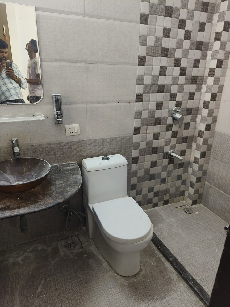 Bathroom, vipul-world-floors 2.5 Bedroom 1200 Sq.Ft. Builder Floor In Sector 48 Gurgaon 8816113