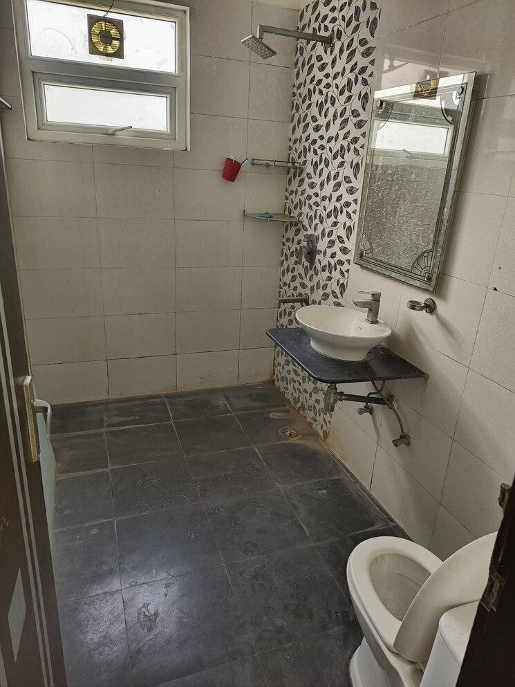 Bathroom, vipul-world-floors 2.5 Bedroom 1380 Sq.Ft. Builder Floor In Sector 48 Gurgaon 8816137