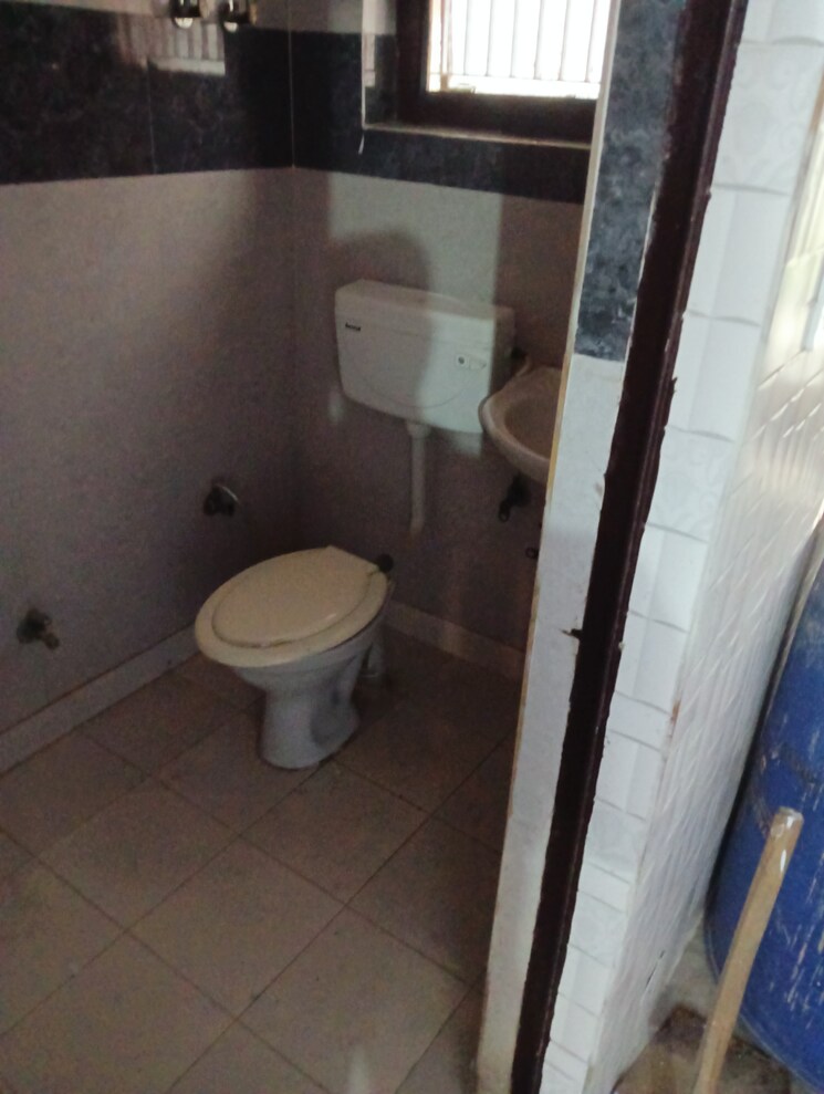 Bathroom, shatabdi-vihar 2 Bedroom 950 Sq.Ft. Apartment In Sector 52 Noida 8816136