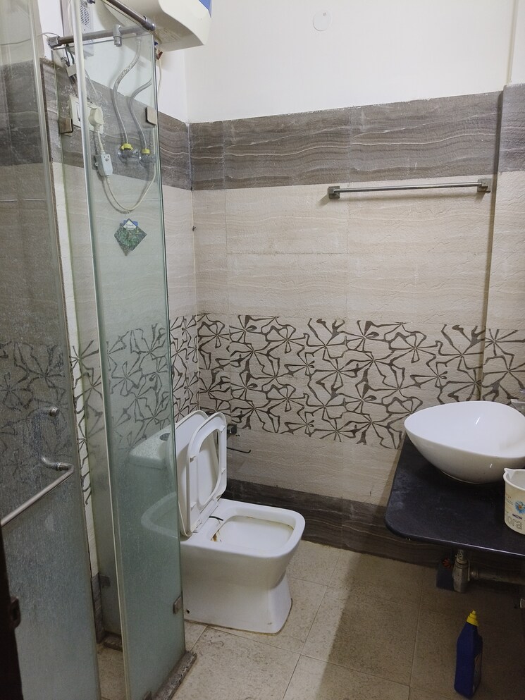 Bathroom, vipul-world-floors 2.5 Bedroom 1380 Sq.Ft. Builder Floor In Sector 48 Gurgaon 8816137