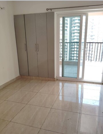 Room in 3 BHK Apartment at Gaur City 2 - 14th Avenue, Sector 16c Greater Noida – for Rent