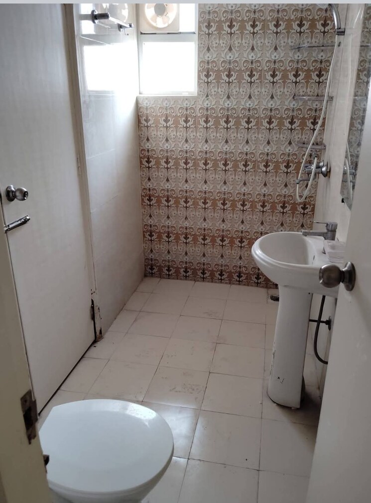 Bathroom, gaur-city-2-14th-avenue 3 Bedroom 719 Sq.Ft. Apartment In Sector 16c Greater Noida Greater Noida 8816238