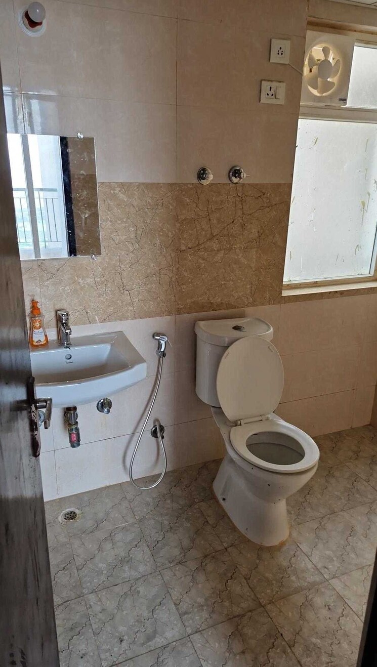 Bathroom, amrapali-riverview 2.5 Bedroom 1050 Sq.Ft. Apartment In Amrapali Leisure Valley Greater Noida 8816262