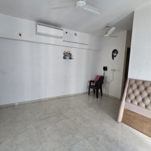 Room in 2 BHK Apartment at Lodha Amara, Sandoz Baug – for Rent
