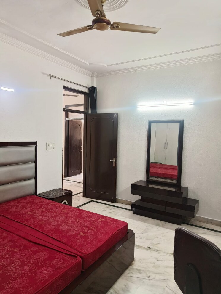 Bedroom, rajouri garden 2 Bedroom 120 Sq.Yd. Builder Floor In Rajouri Garden Delhi 8816374