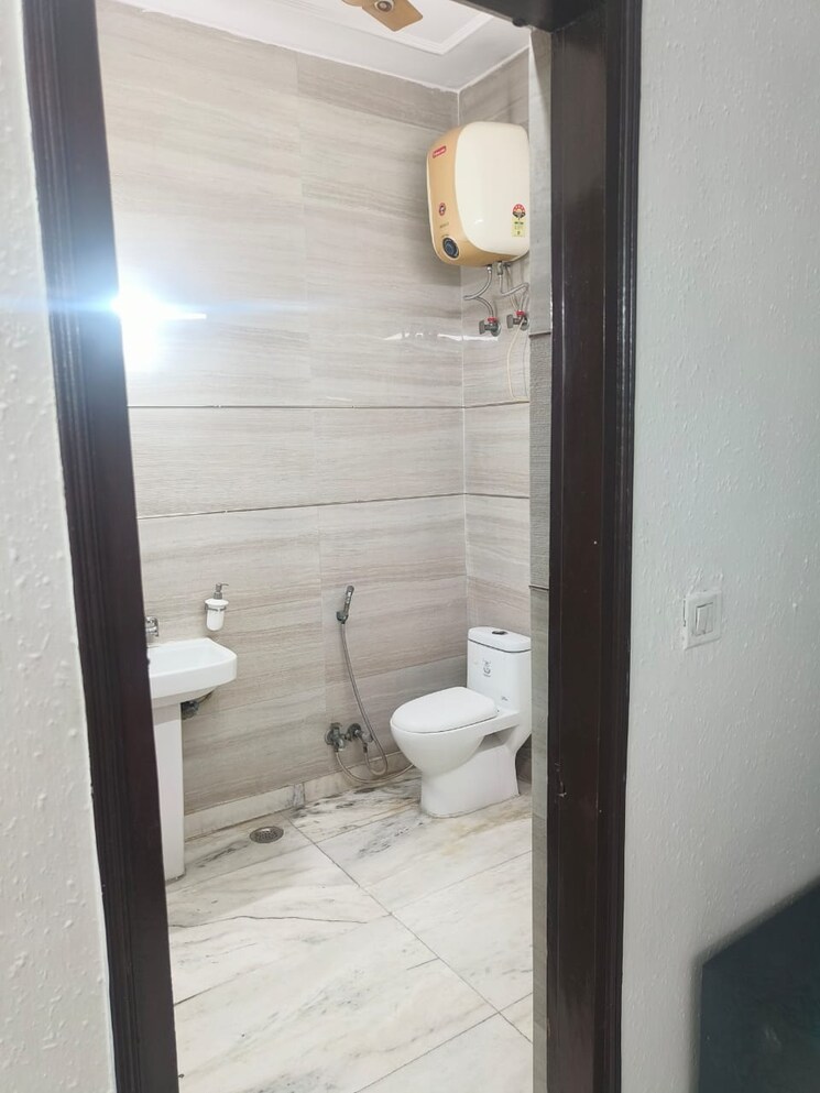 Bathroom, rajouri garden 2 Bedroom 120 Sq.Yd. Builder Floor In Rajouri Garden Delhi 8816374