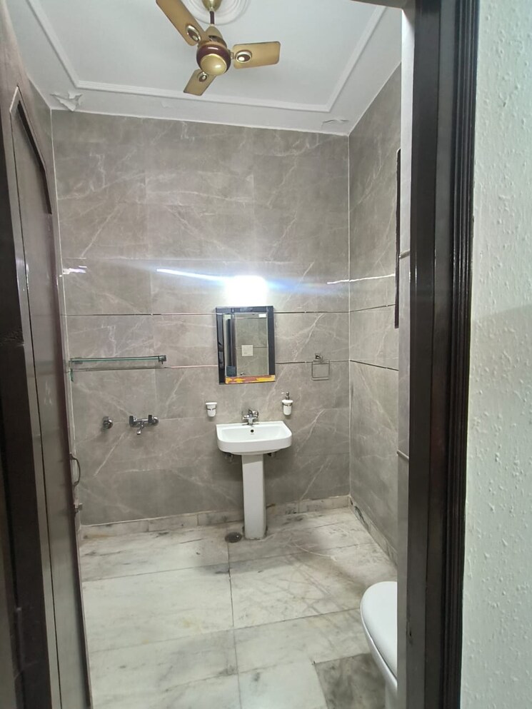 Bathroom, rajouri garden 2 Bedroom 120 Sq.Yd. Builder Floor In Rajouri Garden Delhi 8816374