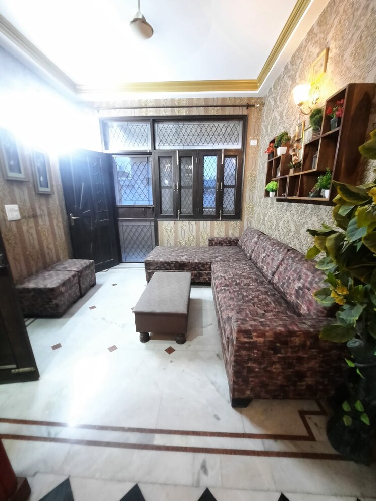 Living Room, sarvodaya enclave 2 Bedroom 200 Sq.Yd. Builder Floor In Sarvodaya Enclave Delhi 8816378