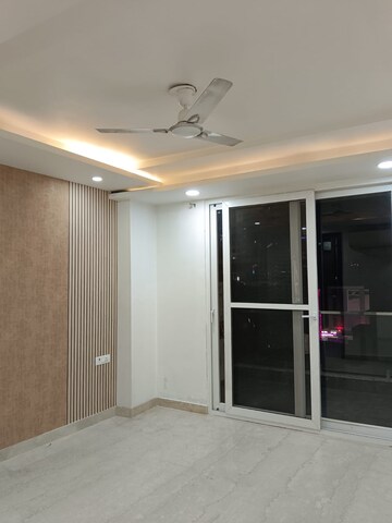 Room in 3 BHK Builder Floor at DLF Atria, Dlf Phase ii – for Rent