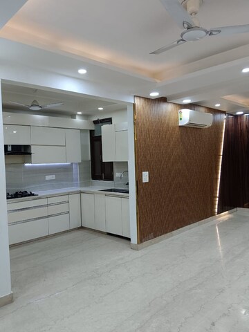 Room in 3 BHK Builder Floor at DLF Atria, Dlf Phase ii – for Rent