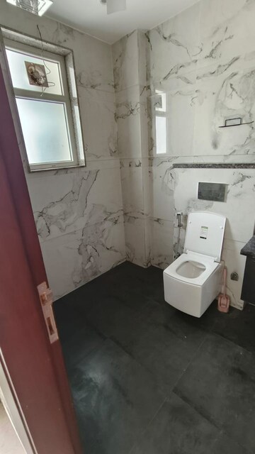 Bathroom in 3 BHK Builder Floor at DLF City Phase IV, Dlf Phase iv – for Rent